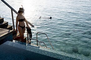 OUTRIGGER Maldives Maafushivaru Resort