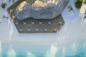 OUTRIGGER Maldives Maafushivaru Resort