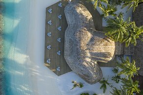 OUTRIGGER Maldives Maafushivaru Resort