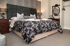 Beaumont House with FREE off-site Health Club - Adults Only