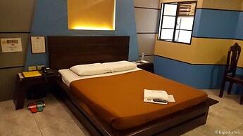 Hollywood Drive-In Hotel