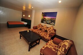 Hollywood Drive-In Hotel