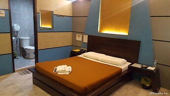 Hollywood Drive-In Hotel