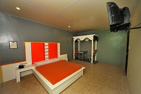 Hollywood Drive-In Hotel