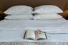 The Alcove Library Hotel