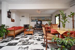 Barbouni Hotel & Studios