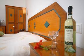 Barbouni Hotel & Studios