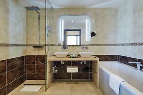 Kyriad Prestige Lyon Est - Saint Priest Eurexpo Hotel and Spa