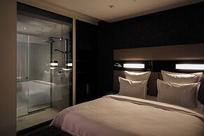 11 Mirrors Design Hotel