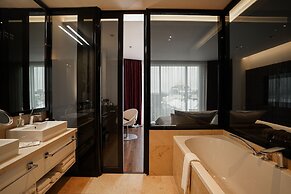 11 Mirrors Design Hotel