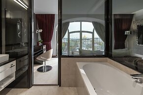 11 Mirrors Design Hotel