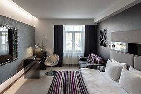 11 Mirrors Design Hotel