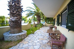 George House Apartments & Villa