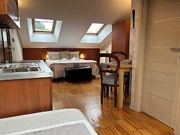 Aurelia Garden Gold Bed & Breakfast