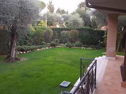 Aurelia Garden Gold Bed & Breakfast
