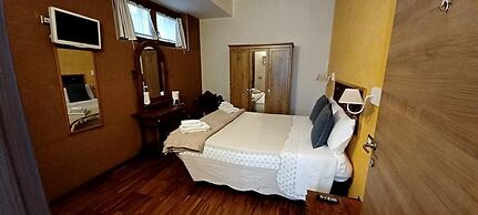 Aurelia Garden Gold Bed & Breakfast