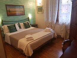 Aurelia Garden Gold Bed & Breakfast