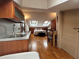 Aurelia Garden Gold Bed & Breakfast