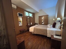 Aurelia Garden Gold Bed & Breakfast