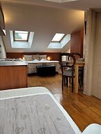 Aurelia Garden Gold Bed & Breakfast