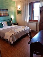 Aurelia Garden Gold Bed & Breakfast
