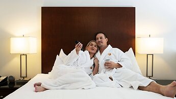 Mountain Side Hotel Whistler by Executive