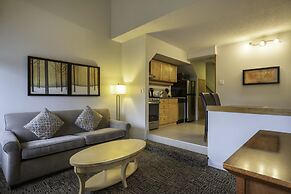 Mountain Side Hotel Whistler by Executive