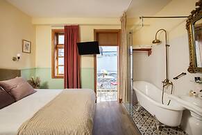 The Elliot - Adults only