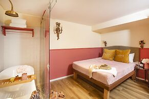 The Elliot - Adults only