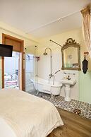 The Elliot - Adults only