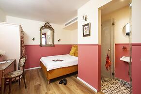 The Elliot - Adults only