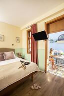 The Elliot - Adults only