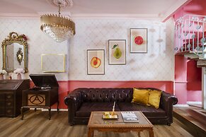 The Elliot - Adults only