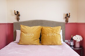 The Elliot - Adults only