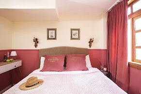 The Elliot - Adults only