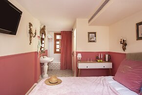 The Elliot - Adults only