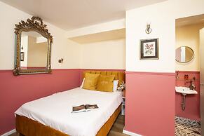 The Elliot - Adults only