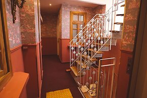 The Elliot - Adults only