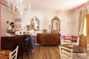 The Elliot - Adults only