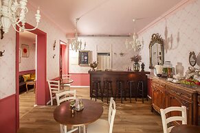 The Elliot - Adults only