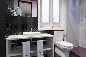 Petit Palace Lealtad Plaza