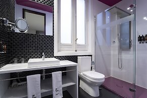 Petit Palace Lealtad Plaza