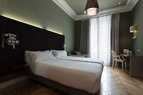 Petit Palace Lealtad Plaza