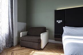 Petit Palace Lealtad Plaza