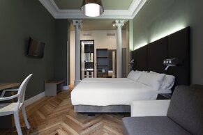 Petit Palace Lealtad Plaza