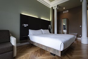 Petit Palace Lealtad Plaza