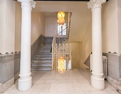 Petit Palace Lealtad Plaza