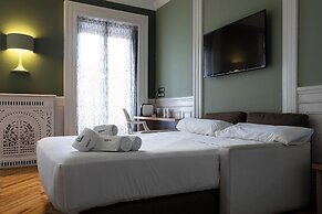 Petit Palace Lealtad Plaza