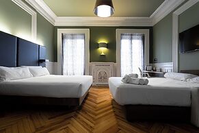 Petit Palace Lealtad Plaza