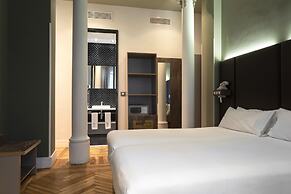 Petit Palace Lealtad Plaza